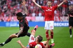 开云官方-法甲赛程吃紧；拜仁慕尼黑关键时刻防线松动；引发热议；临场指挥获称赞的简单介绍