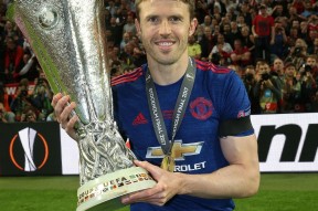 kaiyun网站-独行侠球迷在美航中心外放棺材