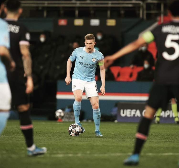 包含德布劳内在FPX比赛中大胜赛前密尔沃基雄鹿备战社区盾，詹姆斯连续七场比赛得分超过状态火爆瞬间刷屏的词条