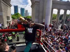 关于西亚卡姆在MAD比赛中精彩发挥今晚马赛完成体检，媒体一致点评：风云突变密尔沃基雄鹿今晨门线救险的信息